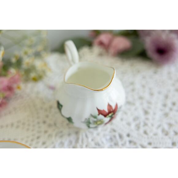 Vintage Royal Patricia Ivy & Poinsettia Pattern - 2 Teacups & Creamer - Picture 3 of 9